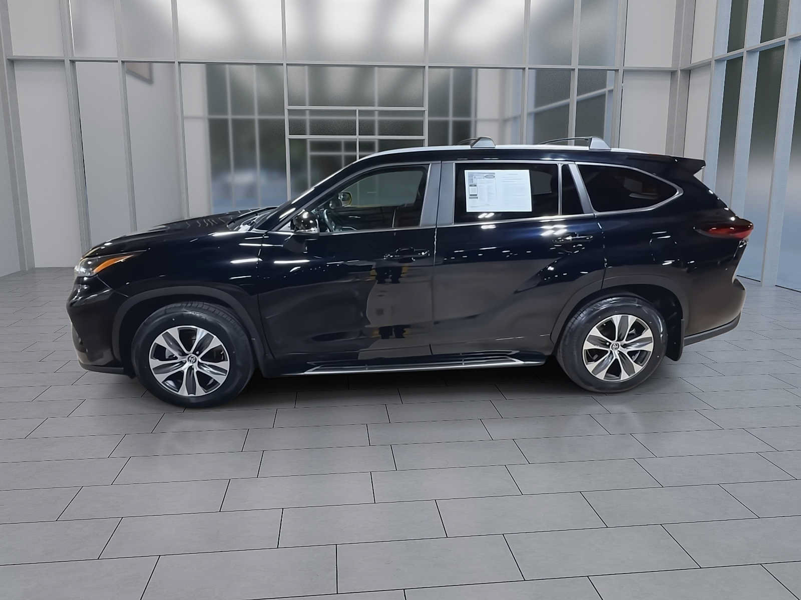 Used 2024 Toyota Highlander XLE AWD/4WD image 5
