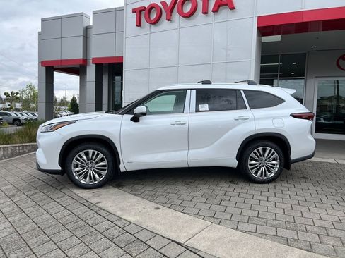New 2026 Toyota Highlander Platinum AWD/4WD image 2