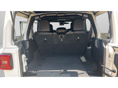 Used 2025 Jeep Wrangler Unlimited Rubicon w/ Convenience Group AWD/4WD image 28