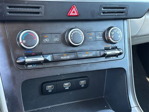 Used 2022 Kia Carnival LX image 29