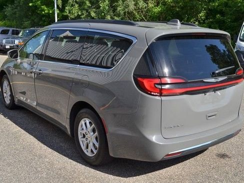 Used 2022 Chrysler Pacifica Touring-L FWD image 6