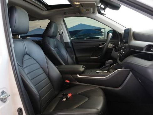 Used 2023 Toyota Highlander XLE FWD image 16