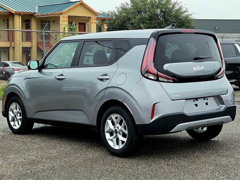 Used 2025 Kia Soul LX image 3