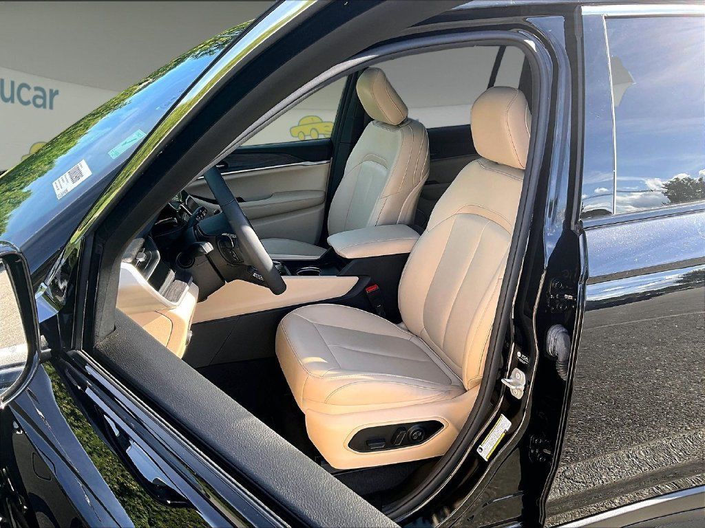Used 2023 Jeep Grand Cherokee 4WD 4xe image 10