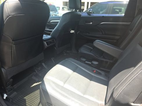 Used 2017 Toyota Highlander SE FWD image 7