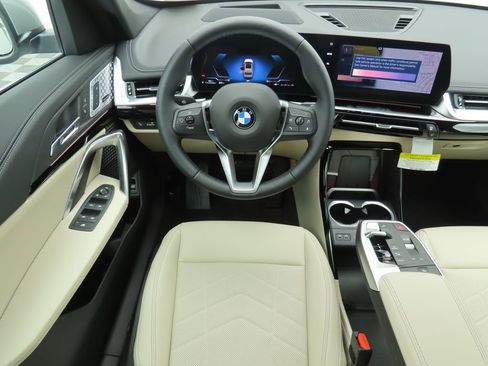 Used 2025 BMW X1 xDrive28i w/ Premium Package image 11