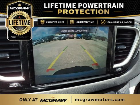 Used 2023 Chrysler Pacifica Touring-L FWD image 18