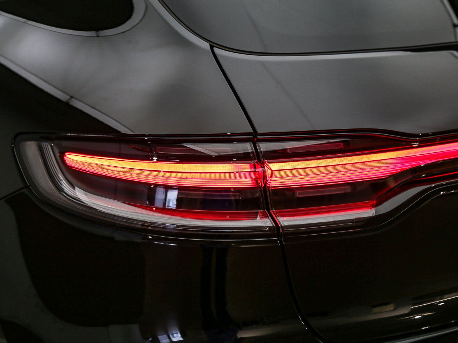 Certified 2025 Porsche Macan AWD/4WD image 15