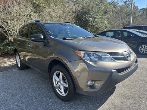 Used 2015 Toyota RAV4 LE image 1