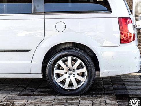 Used 2015 Chrysler Town & Country Touring image 7