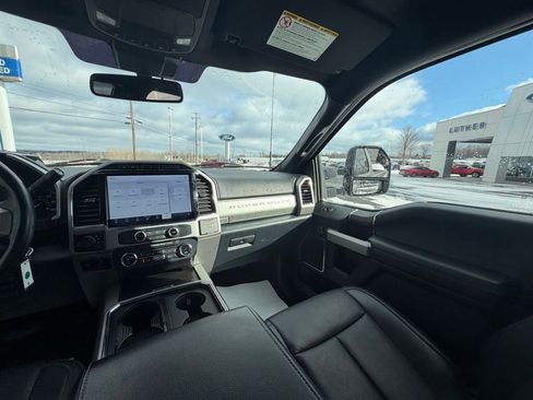 Used 2022 Ford F250 Lariat w/ Black Appearance Package image 14