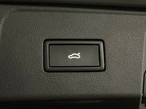 Certified 2025 Volkswagen Atlas Peak Edition SE AWD/4WD image 40