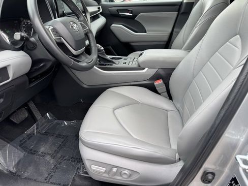 Certified 2022 Toyota Highlander XLE image 6