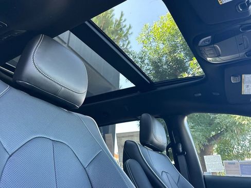 New 2027 Chrysler Pacifica Limited FWD image 18