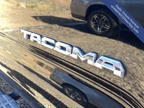 Used 2017 Toyota Tacoma TRD Sport w/ Tow Package (A/T) AWD/4WD image 9