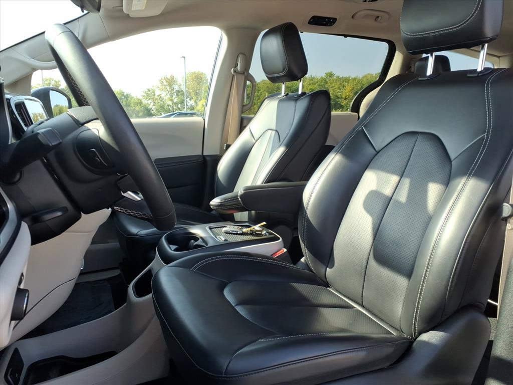 Used 2023 Chrysler Pacifica Touring-L FWD image 23