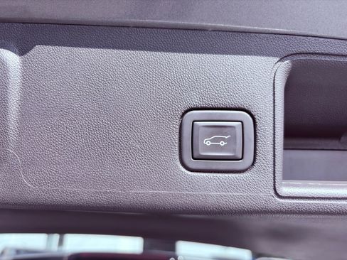 Used 2024 GMC Terrain SLT image 11