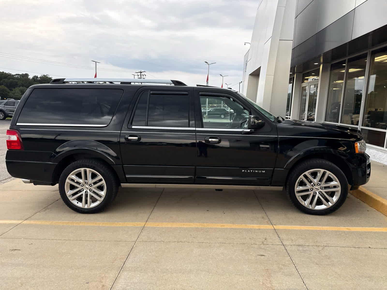 Used 2017 Ford Expedition EL Platinum AWD/4WD image 4