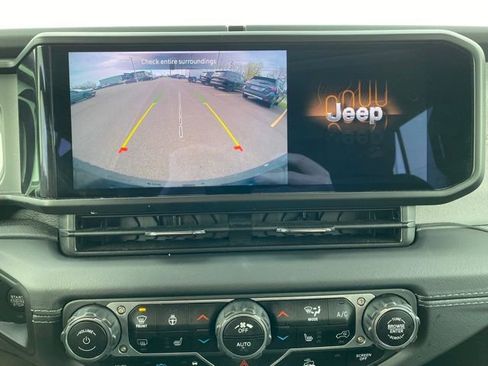 Used 2025 Jeep Wrangler Unlimited Sahara AWD/4WD image 18