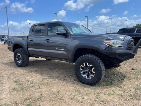 Used 2019 Toyota Tacoma TRD Off-Road image 3
