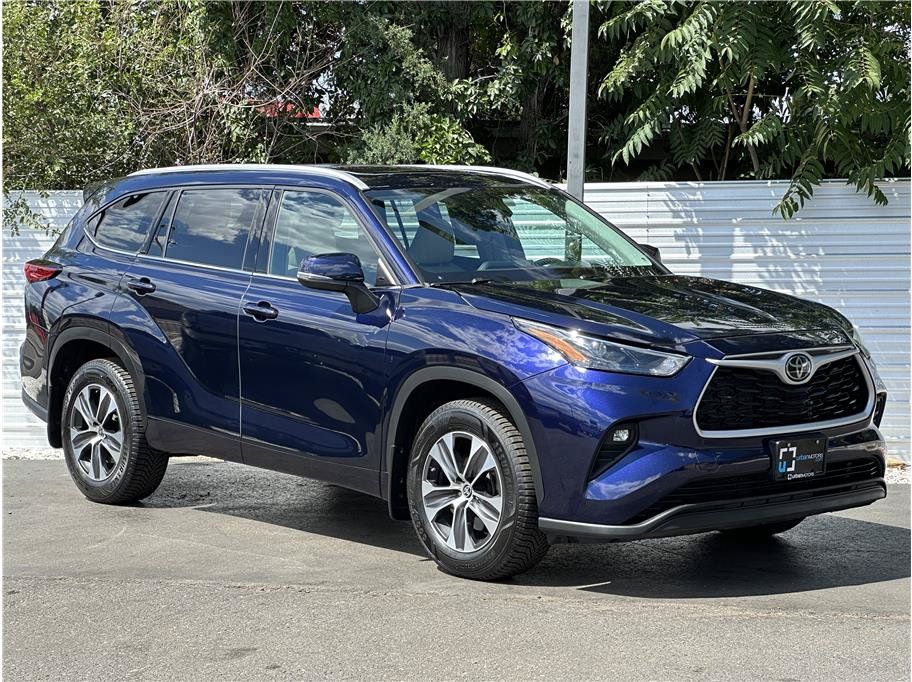 Used 2022 Toyota Highlander XLE AWD/4WD image 8