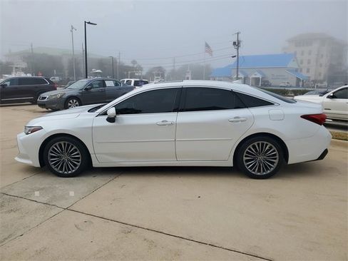 Used 2022 Toyota Avalon Limited image 2