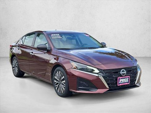 Used 2025 Nissan Altima 2.5 SV FWD image 3