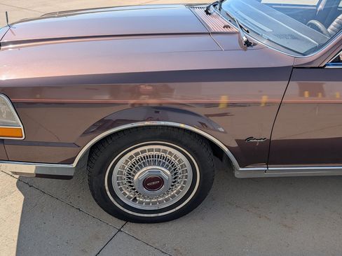 Used 1987 Lincoln Continental Signature RWD image 26