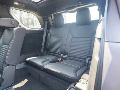 Used 2025 Land Rover Discovery Dynamic SE AWD/4WD image 36