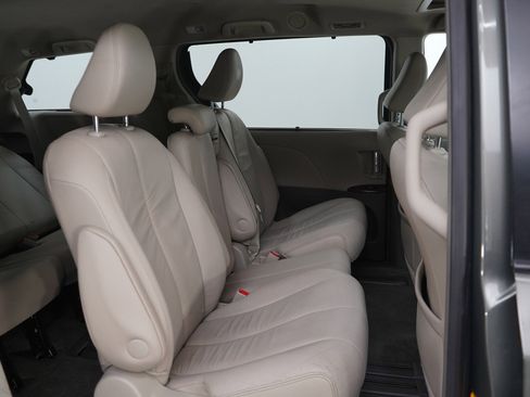 Used 2012 Toyota Sienna XLE image 11