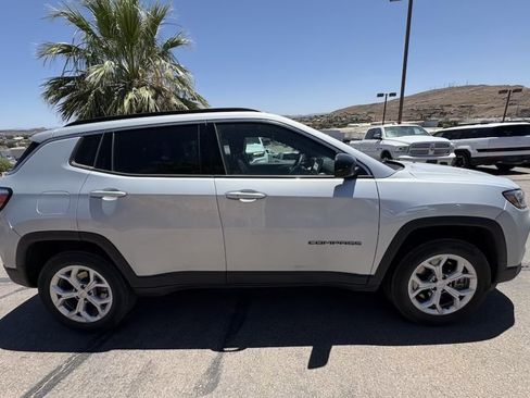 Used 2024 Jeep Compass Latitude AWD/4WD image 6