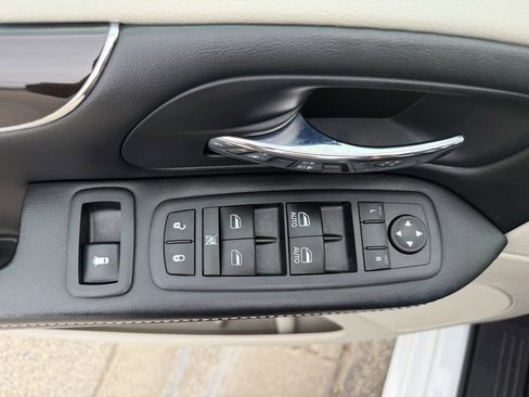 Used 2016 Dodge Grand Caravan SE image 43