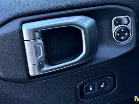 Used 2025 Jeep Wrangler Rubicon image 12