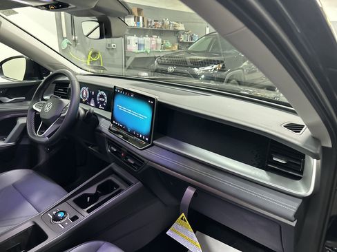 New 2025 Volkswagen Tiguan SE image 32