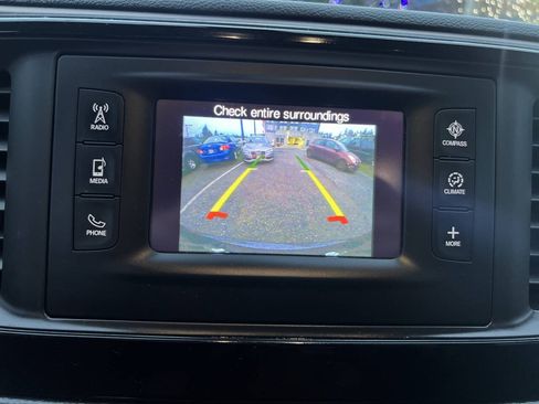 Used 2017 Chrysler Pacifica Touring FWD image 12