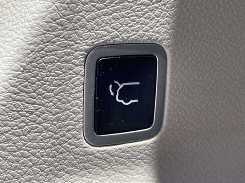 Used 2023 Chrysler Pacifica Touring-L FWD image 9