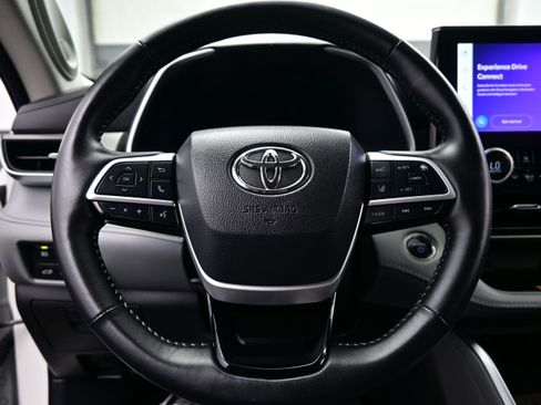Used 2025 Toyota Highlander Limited AWD/4WD image 25