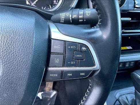 Used 2023 Toyota Highlander XSE FWD image 12