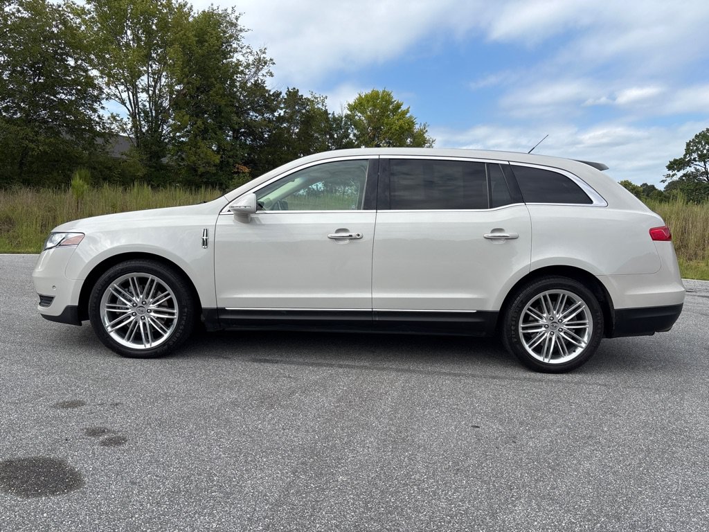 Used 2019 Lincoln MKT AWD image 2