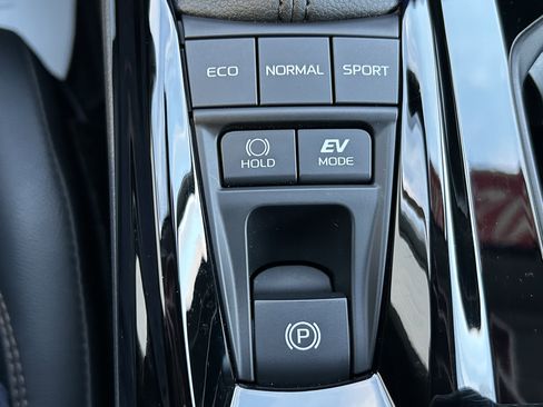 Used 2025 Toyota Camry XLE image 32