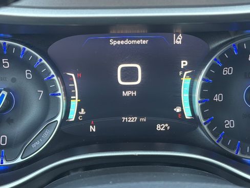 Used 2023 Chrysler Pacifica Touring-L FWD image 27