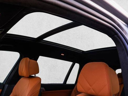 Used 2024 BMW X7 xDrive40i w/ Premium Package image 11