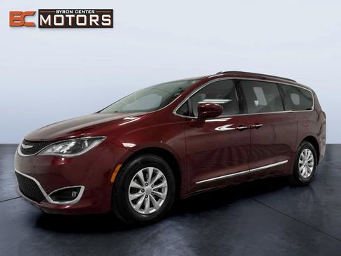 Used 2017 Chrysler Pacifica Touring-L image 2