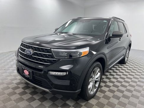 Used 2022 Ford Explorer XLT w/ Equipment Group 202A image 2