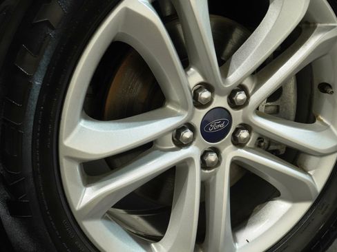 Used 2019 Ford Edge SEL w/ Equipment Group 201A FWD image 9