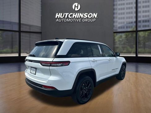 Used 2025 Jeep Grand Cherokee Altitude image 7