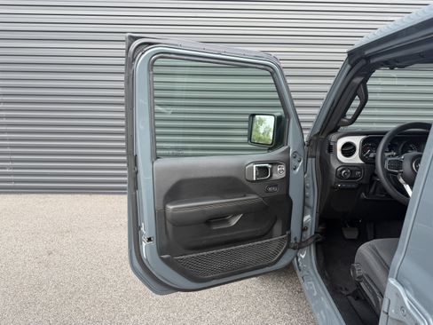 Used 2025 Jeep Wrangler Unlimited Sahara w/ Safety Group AWD/4WD image 18