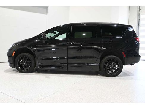 Used 2023 Chrysler Pacifica Touring-L w/ S Appearance Package FWD image 9