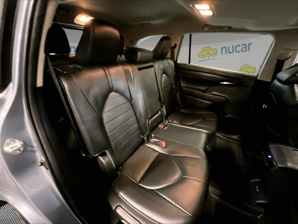 Used 2020 Toyota Highlander XLE AWD/4WD image 16