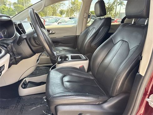 Used 2021 Chrysler Pacifica Touring-L image 11